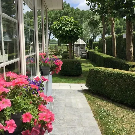 Boutique Het Bloemenhof מלון ברוז'